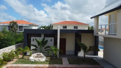 House with pool in Ejecutivo